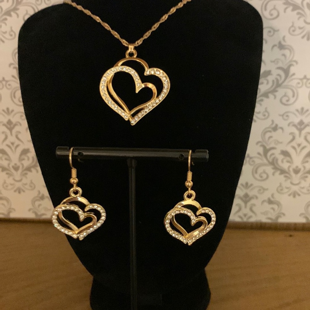 4/$20 NIP 3pc Heart Rhinestone Set